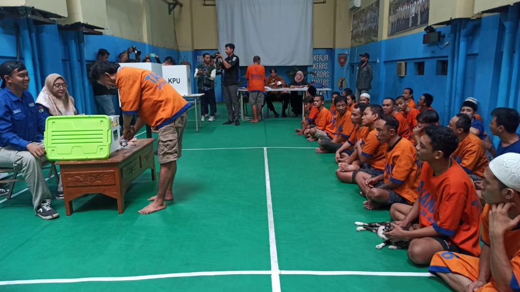 Momen Tahanan Polda Jatim Salurkan Hak Pilihnya di Pilkada 2024
