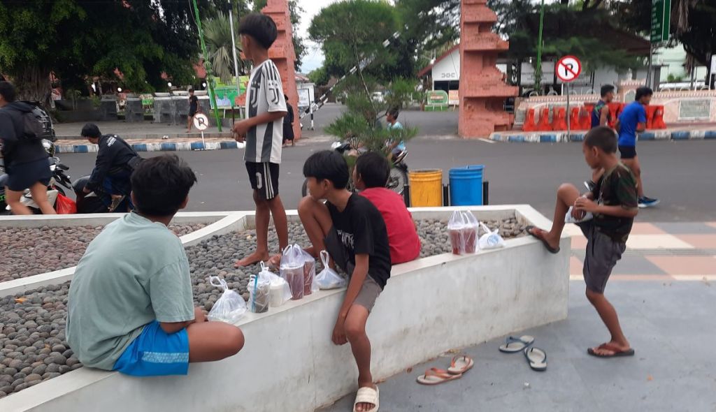 Keseruan Bocah Situbondo Ngabuburit Sembari Berburu Takjil Gratis