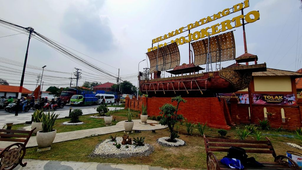 Menanti Senja di Taman Kapal Batas Kota Mojokerto