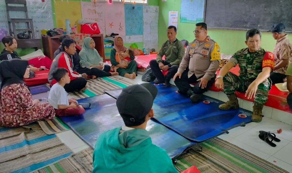Polres Pasuruan Beri Trauma Healing Anak Korban Bencana Tanah Gerak di Purwodadi
