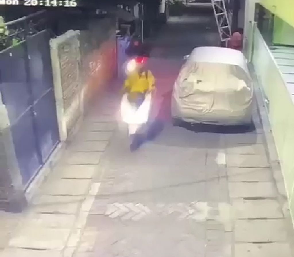 Aksi Curanmor di Surabaya Barat Terekam CCTV