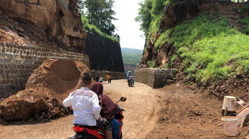 Tebing Feeling Good Part 2 Menuju Galian C di Mojokerto yang Viral itu Longsor