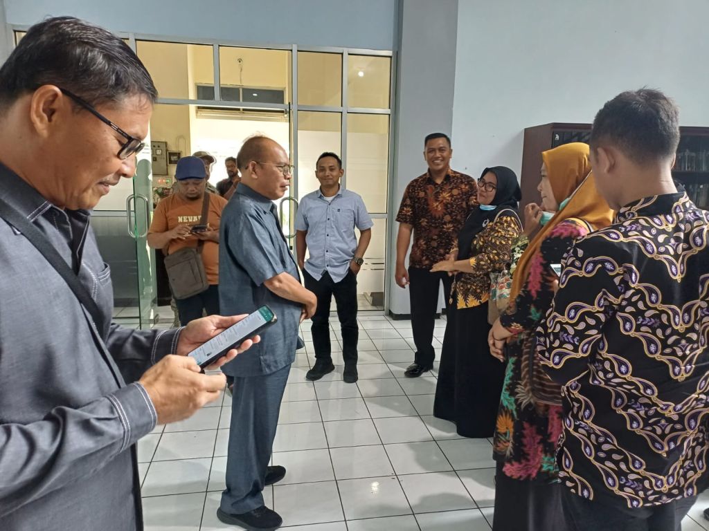 Puluhan Tenaga Honorer Anggota FKHN Wadul DPRD Situbondo, Ini Duduk Perkaranya