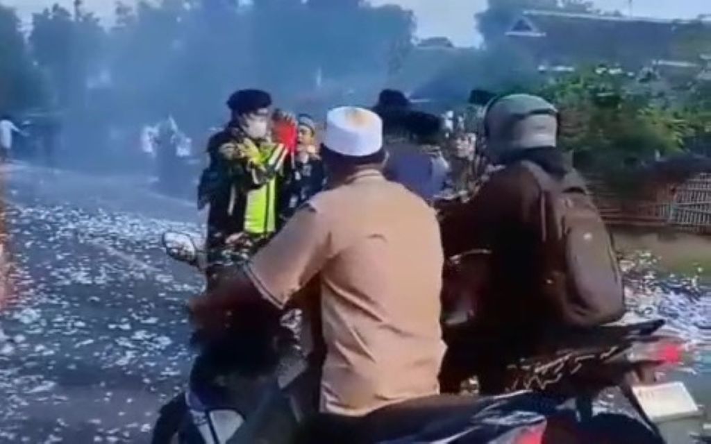 Tendang Petasan, Anggota Banser Situbondo Nyaris Dikeroyok Massa