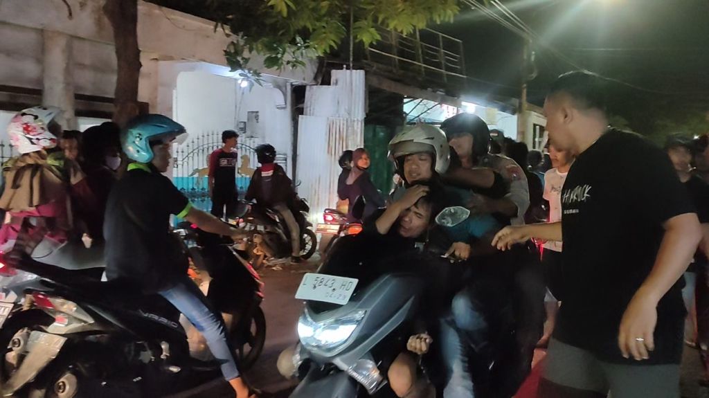 Dua Pria Diduga Pencuri Laptop Dihajar Warga Wonokromo, Surabaya