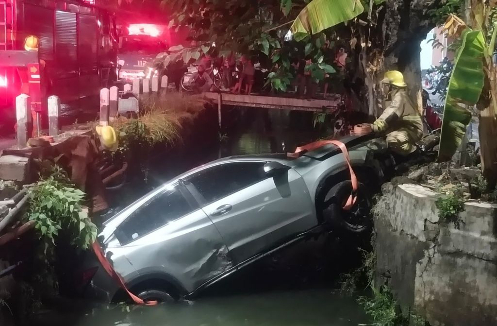 Mobil dan Motor Tercebur Sungai di Surabaya Gegara Pengemudi Mengantuk