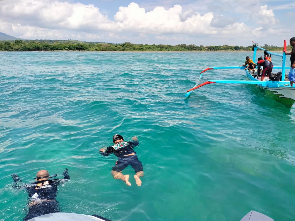 Petugas Gabungan Cegah Perusakan Terumbu Karang di Perairan Pantai Bilik Situbondo
