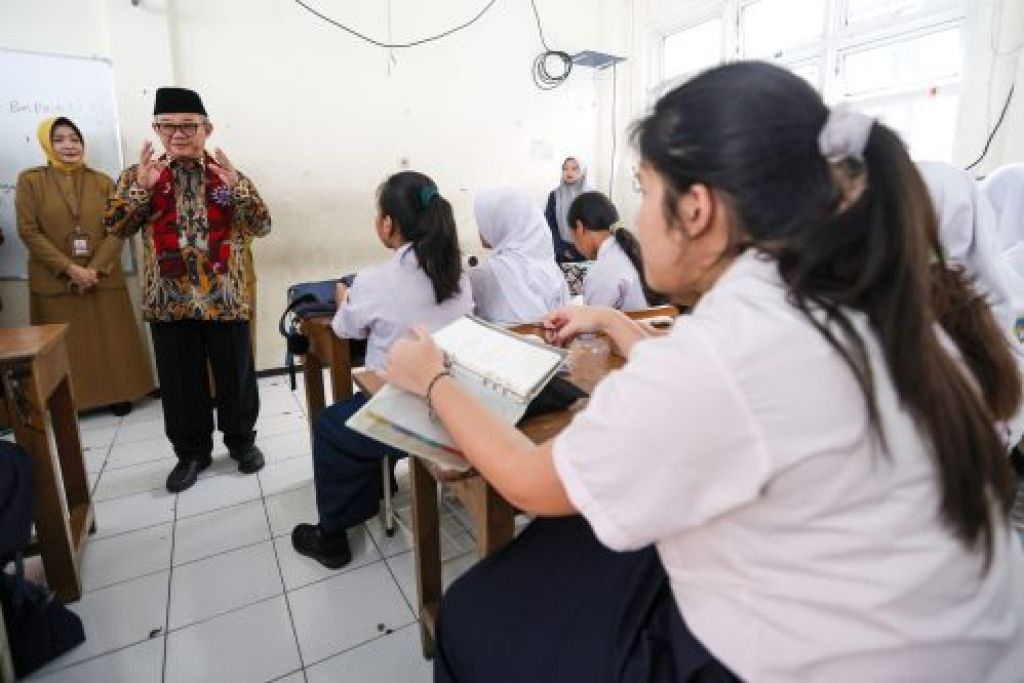 TKA SMP di Surabaya Berjalan Lancar, Abdul Mu'ti: Soal Relatif Mudah dan Siswa Antusias