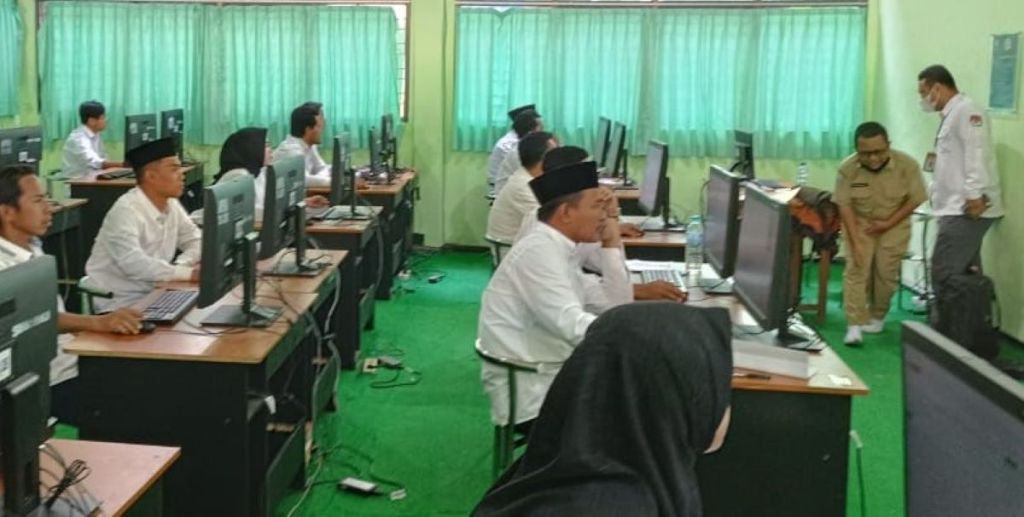 Ratusan Calon PPK Pilkada Situbondo 2024 Jalani Tes Tulis Sistem CAT