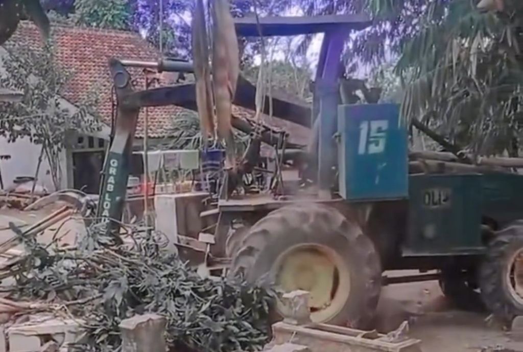 Heboh Traktor Tanpa Operator Melaju Tabrak Kuburan dan Rumah di Jember