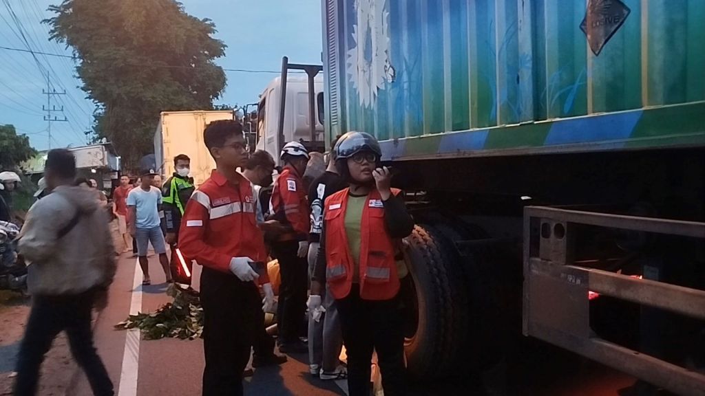 Pemotor di Mojokerto Tewas Terjepit Ban Tronton Muatan Gas Alam