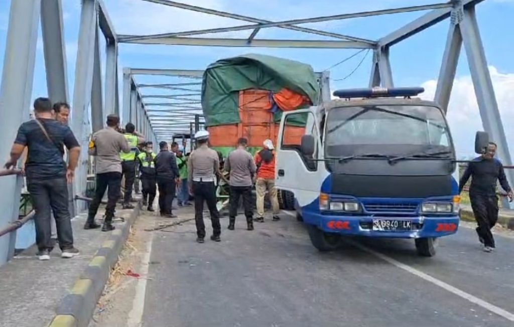 Hindari Pemotor Jatuh, Ekor Truk Gandeng Nyaris Tercebur Sungai Brantas Mojokerto