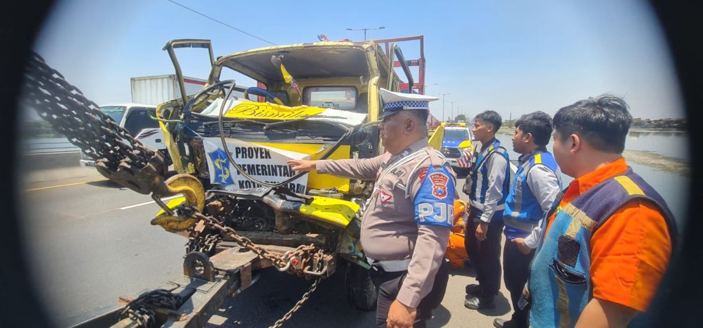 Truk Berbanner Proyek Pemerintah Kota Surabaya Kecelakaan di Tol Tanjung Perak