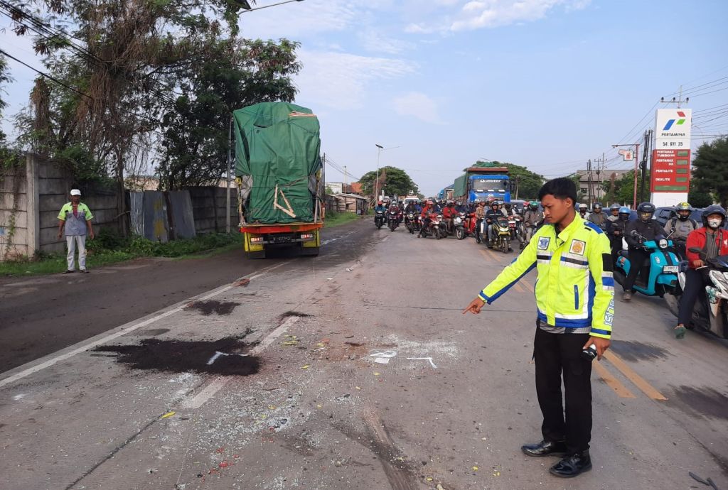 Truk Seruduk Kendaraan Misterius di Gresik, Sopir Tewas