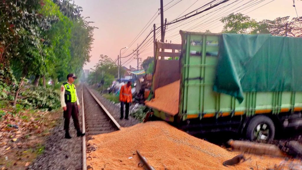 Truk Tabrak Komuter di Sidoarjo, Muatan Jagung Tumpah Tutupi Rel