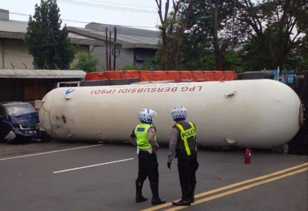 Truk Tangki Elpiji Terguling di Sidoarjo: Hantam Mobil dan Motor, 3 Orang Terluka