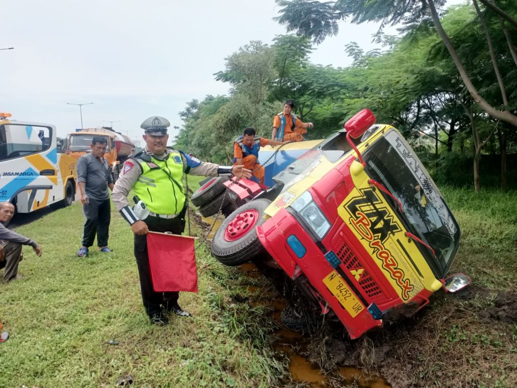 Truk Tangki Muat Minyak Pecah Ban di Tol Waru