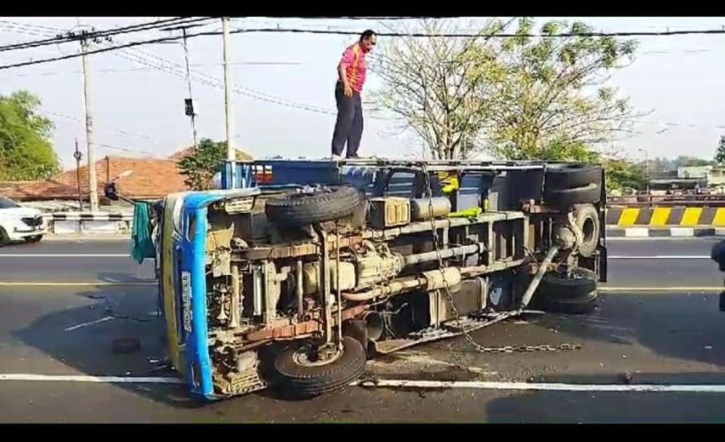 Truk Pengakut Ayam Adu Moncong dengan Kijang di Tikungan Bypass Mojokerto