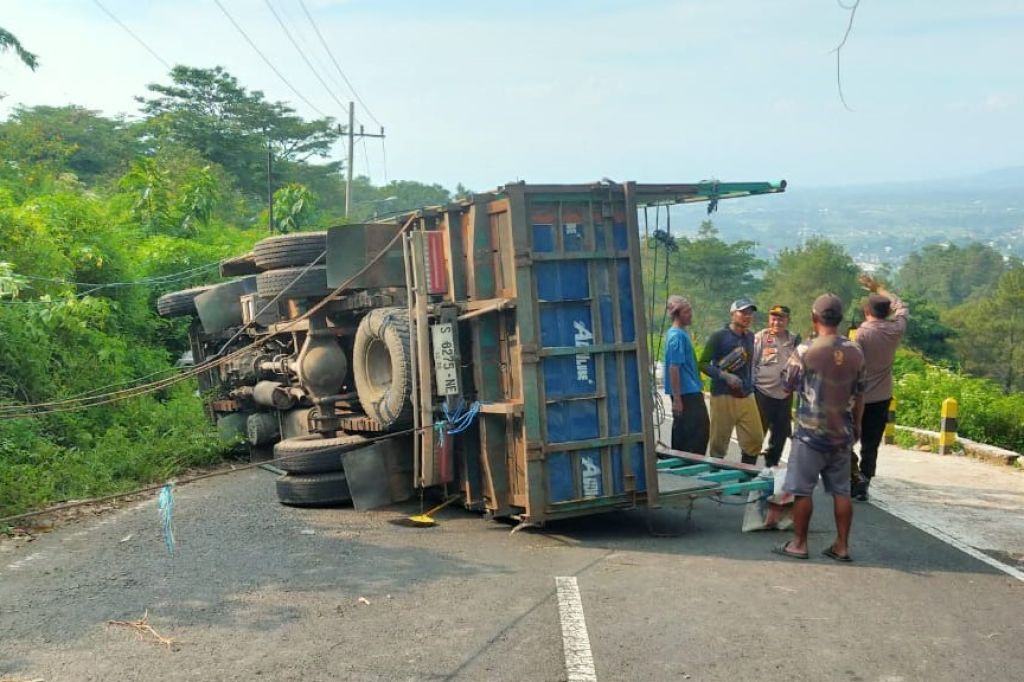 Aksi Sopir 'Gulingkan' Truknya di Jalur Tengkorak Sendi-Cangar Demi Mencegah Tabrakan