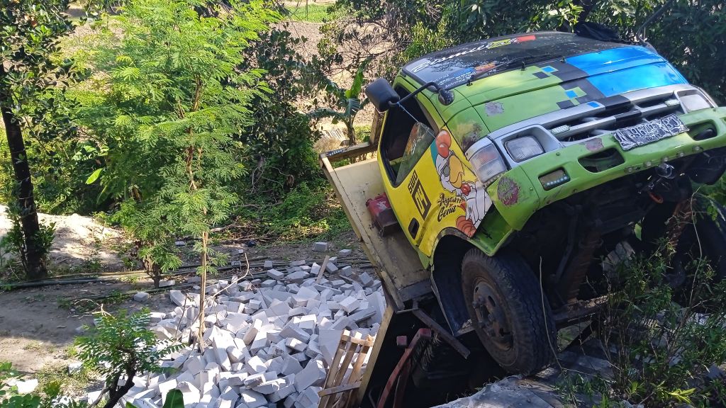 Diarahkan Google Maps Lewat Goa Pucuk Mojokerto, Truk Muatan Bata Ringan Terguling