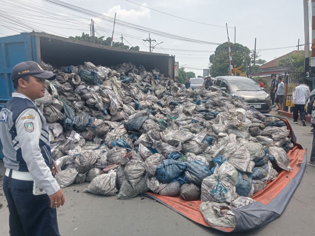 Truk Terguling di Jombang, Muatan Batu Bara Tumpah Bikin Palang Pintu KA Terganjal