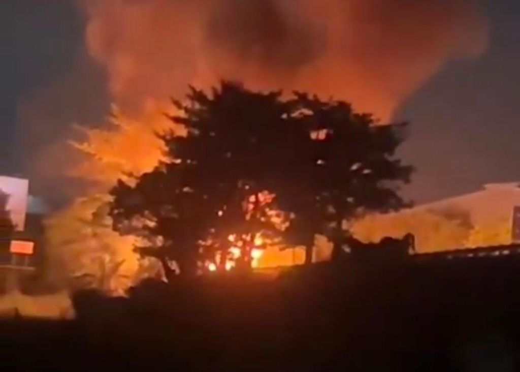 Truk TNI Bermuatan Amunisi Terbakar di Pasuruan, Serpihan Ledakan Disisir