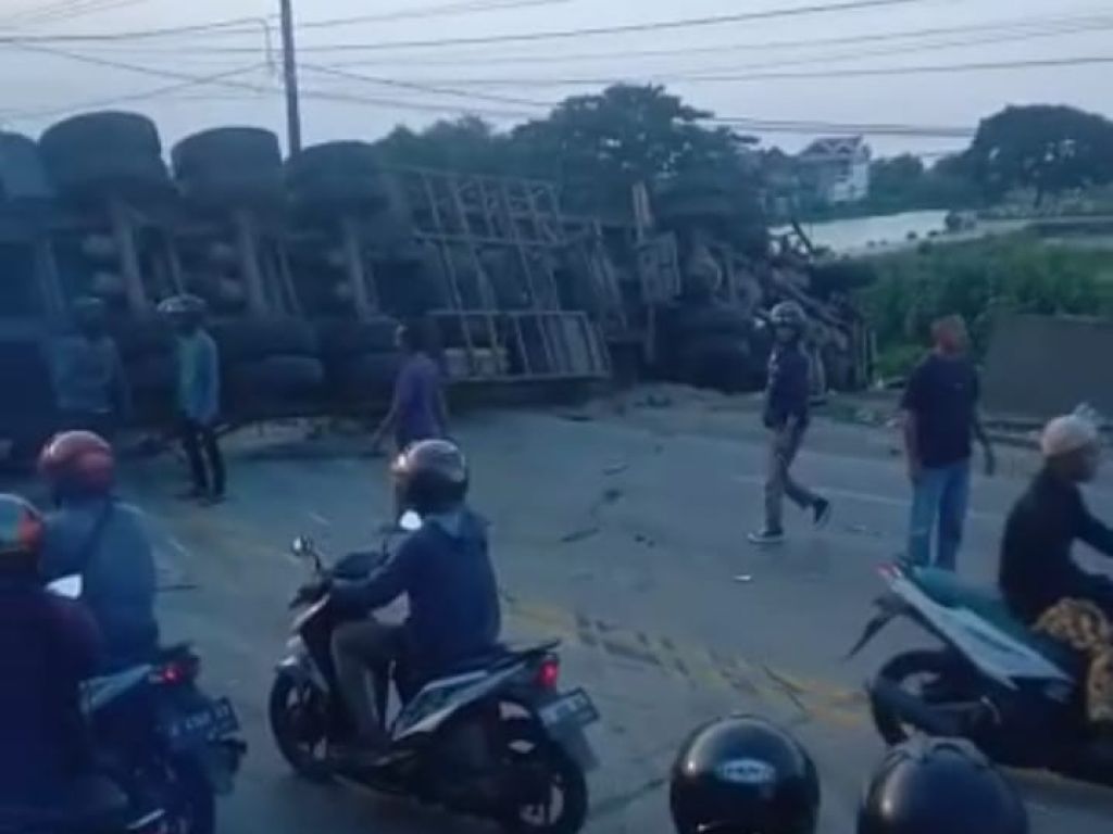Bertabrakan dengan Mobil, Truk Trailer Terguling di Gresik