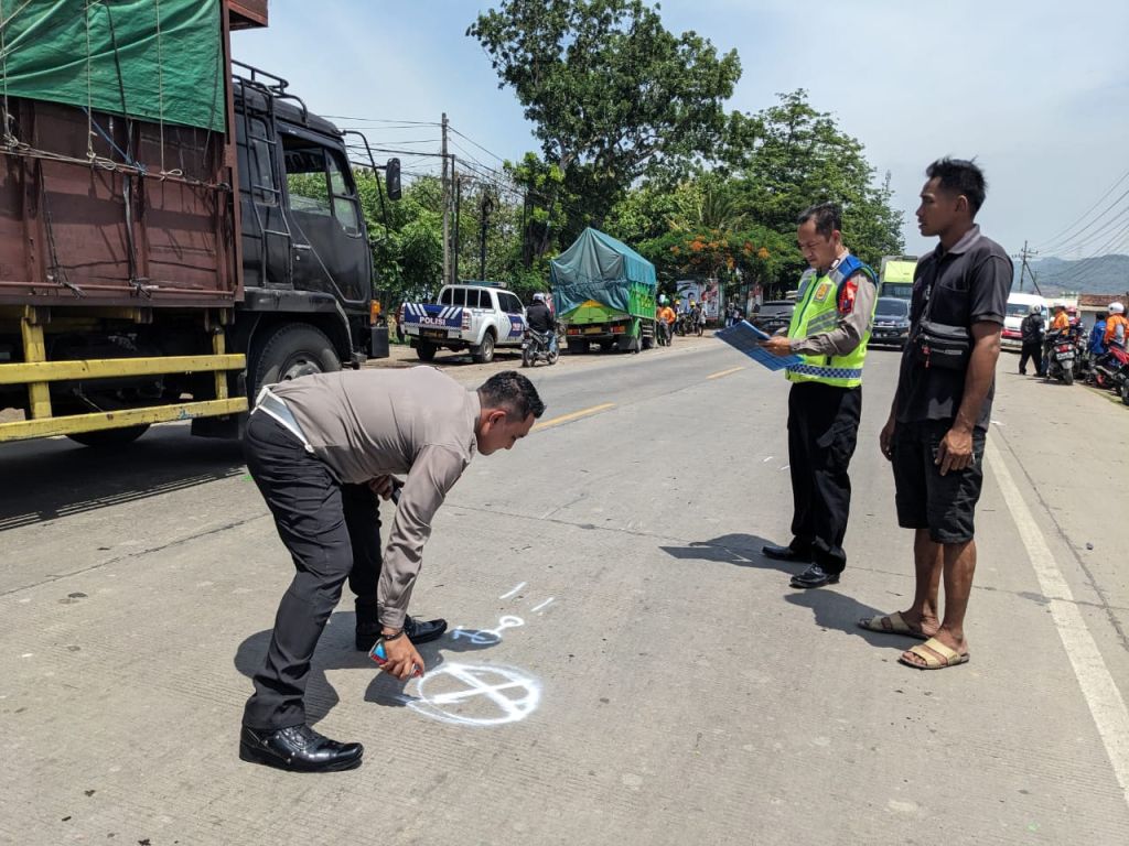 Mengemudi Ugal-Ugalan, Truk Hantam Pemotor Hingga Tewas di Jalur Pantura Probolinggo
