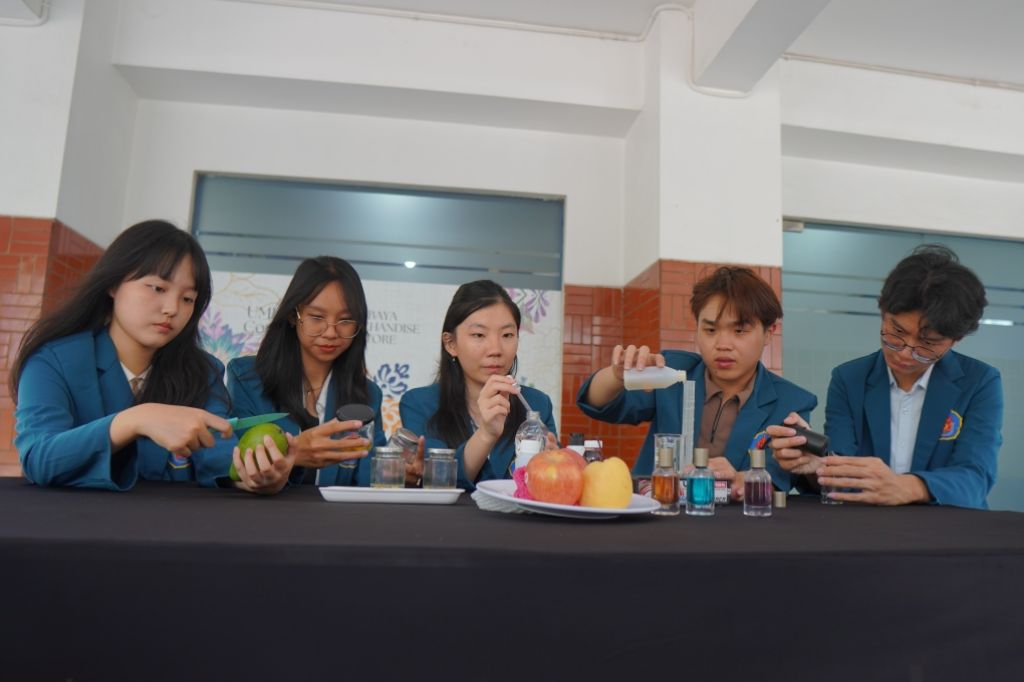 Mahasiswa Ubaya Ciptakan Parfum Tahan Lama dari Ekstrak Limbah Buah