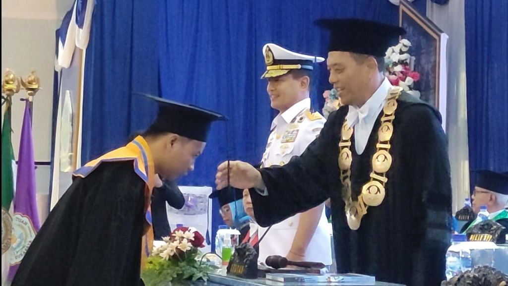 UHT Surabaya Kukuhkan 404 Wisudawan, Rektor: Para Lulusan Jadi Agen Perubahan
