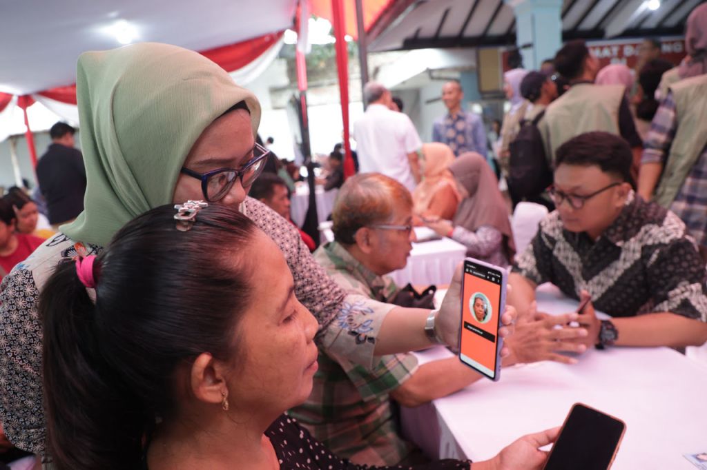 Surabaya Jadi Pilot Project Aplikasi Perlinsos, Verifikasi Bansos Kini Hanya 15 Menit