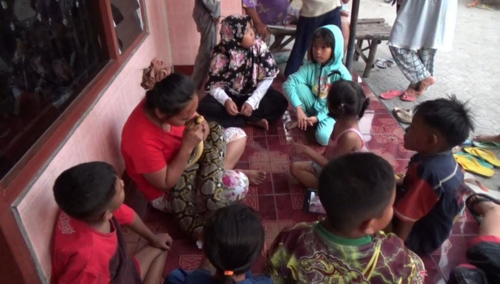 Heboh Warga Jombang Temukan Ular Sanca Sepanjang 4 Meter