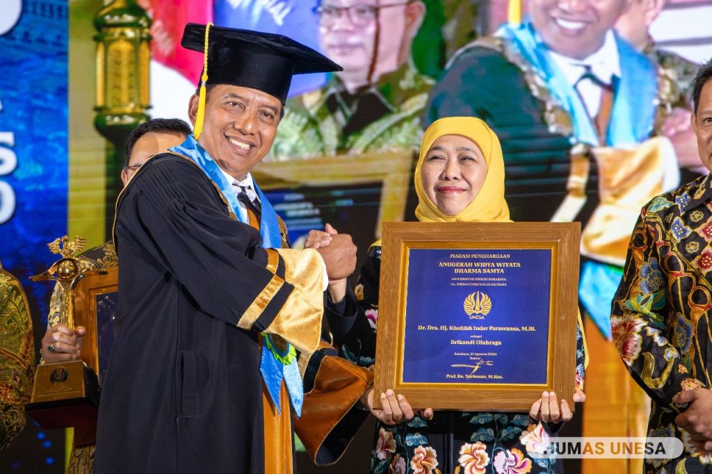 Dies Natalis Ke-60, Unesa Beri Penghargaan  Berbagai Pihak Termasuk Khofifah