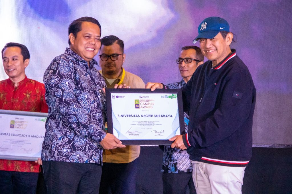 Unesa Terima Penghargaan Entrepreneurial Marketing Campus Award Jatim 2024