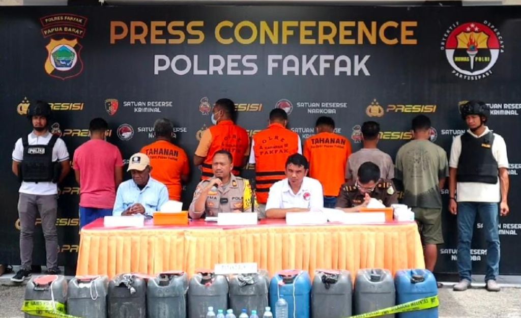 Polisi Bongkar Peredaran Miras di Fakfak: Sita Ratusan Jerigen Sopi, Amankan 7 Orang