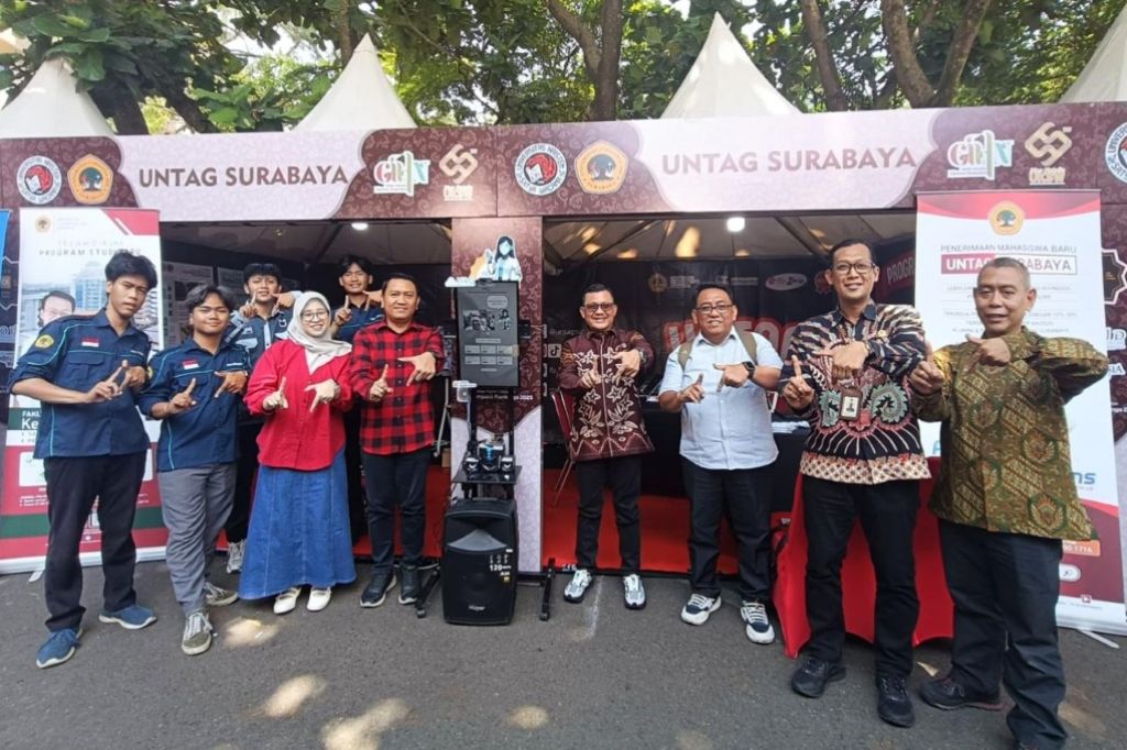 Untag Surabaya Pamerkan Robot Fenomenal hingga Raih Juara Best Poster di GIHN 2025