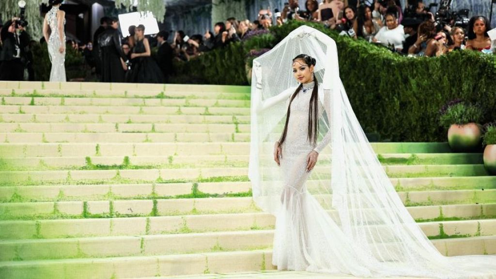Lisa BLACKPINK Bikin Met Gala 2026 Geger: Tampil Bak “Pengantin Kristal” dengan Gaun 2.860 Jam Pengerjaan