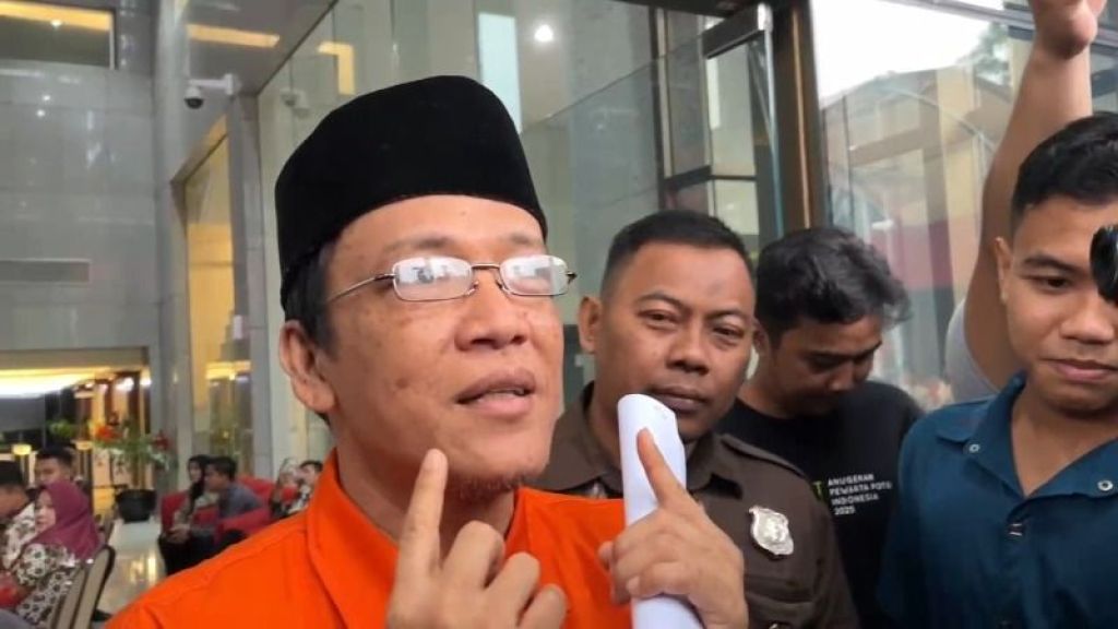 Mantan Wamenaker Noel Jalani Pemeriksaan, Tampil dengan Kopiah Hitam "Biar Keren"