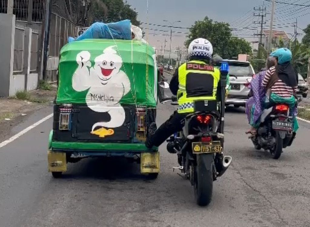 Polisi Dorong Bajaj Mogok Hingga Carikan Bengkel Gratis