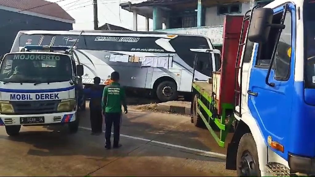 Bus Pariwisata MWD Tabrak Pagar Rumah di Mojokerto