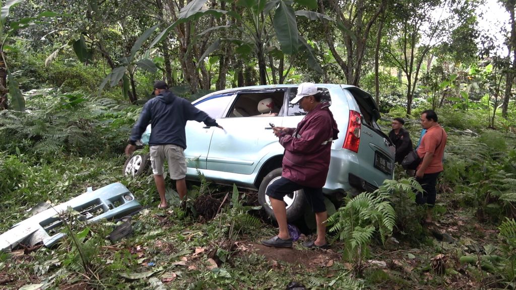 Avanza Jatuh ke Jurang Sendi Pacet Mojokerto, 2 Orang Tewas