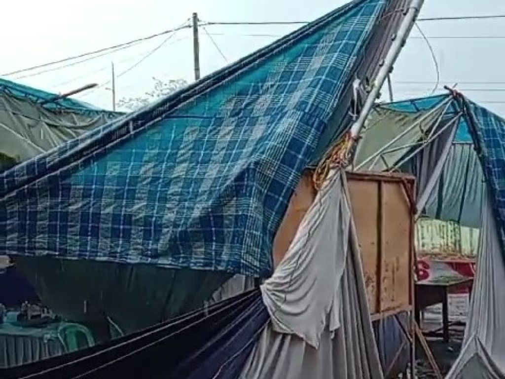 Diterjang Angin Kencang, Tiga TPS Pilkada Situbondo Ambruk
