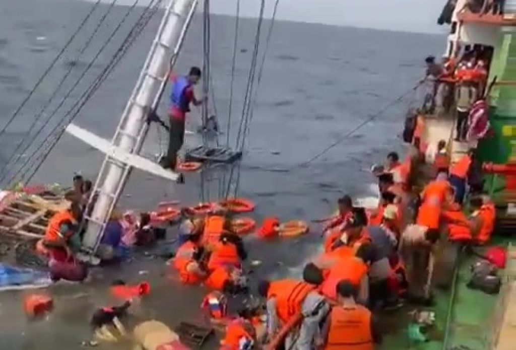 KLM Fajar Lorena Safari Diterjang Pusaran Gelombang Sebelum Karam di Situbondo
