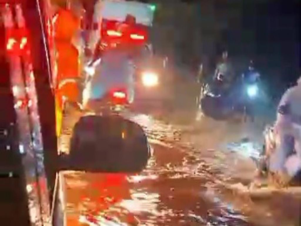 Tergenang Air Setinggi Hingga 1 Meter, Jalur Pantura Situbondo Macet Total