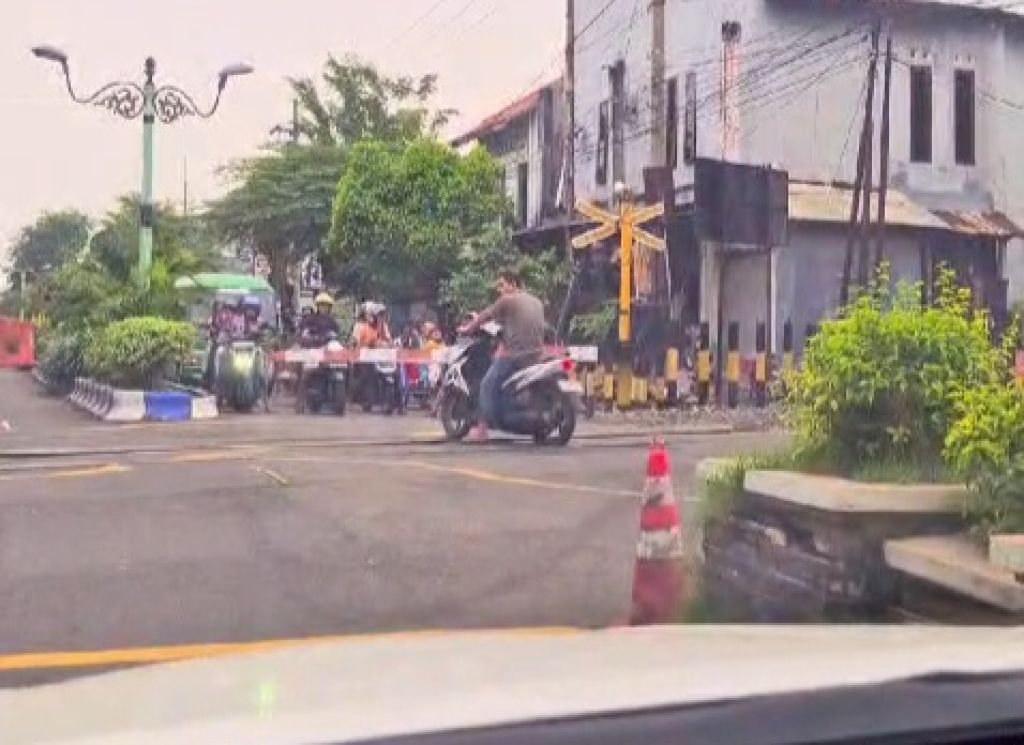 Pemotor Pria Diduga Tabrakkan Diri ke KA Probowangi di Probolinggo