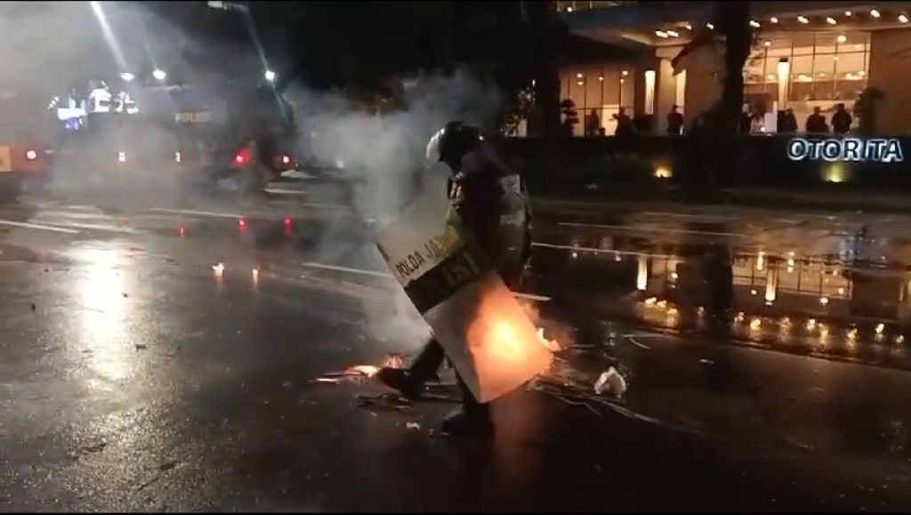 Aksi Tolak UU TNI di Surabaya Memanas, Pendemo Coba Masuk Delta Plaza