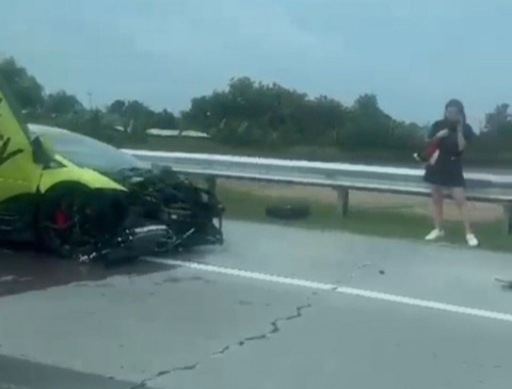 Lamborghini Kecelakaan di Tol Mojokerto-Jombang