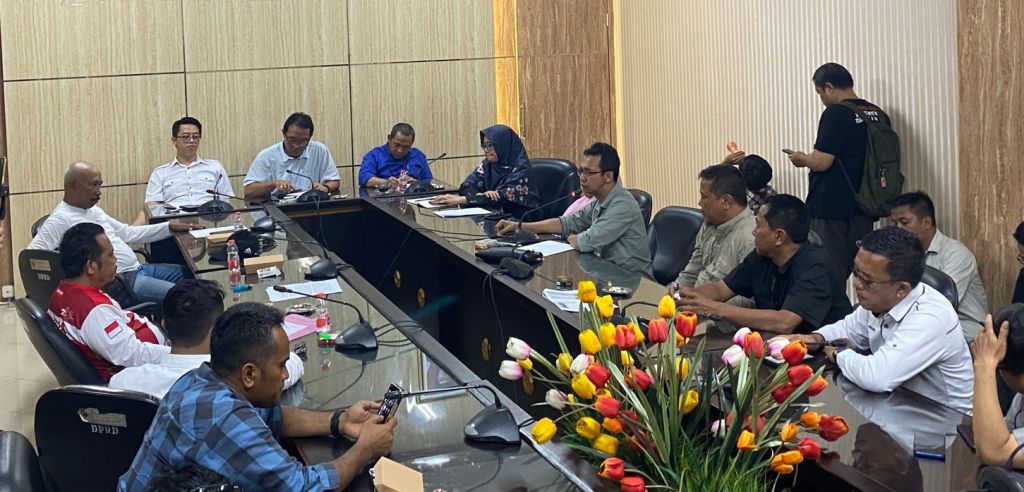 Merasa Tak Dapat Jawaban Soal Konflik Jalan, Massa Aksi Unras Wadul ke DPRD Jember