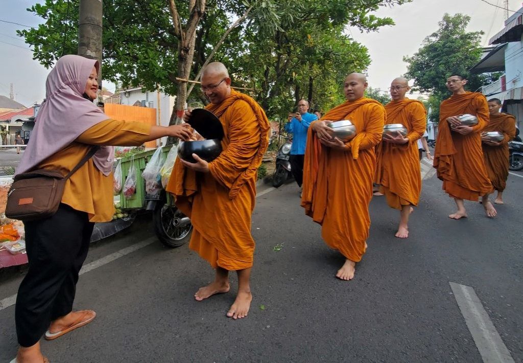 Menilik Tradisi Pindapata di Kota Mojokerto dalam Waisak 2567 Buddhis Era