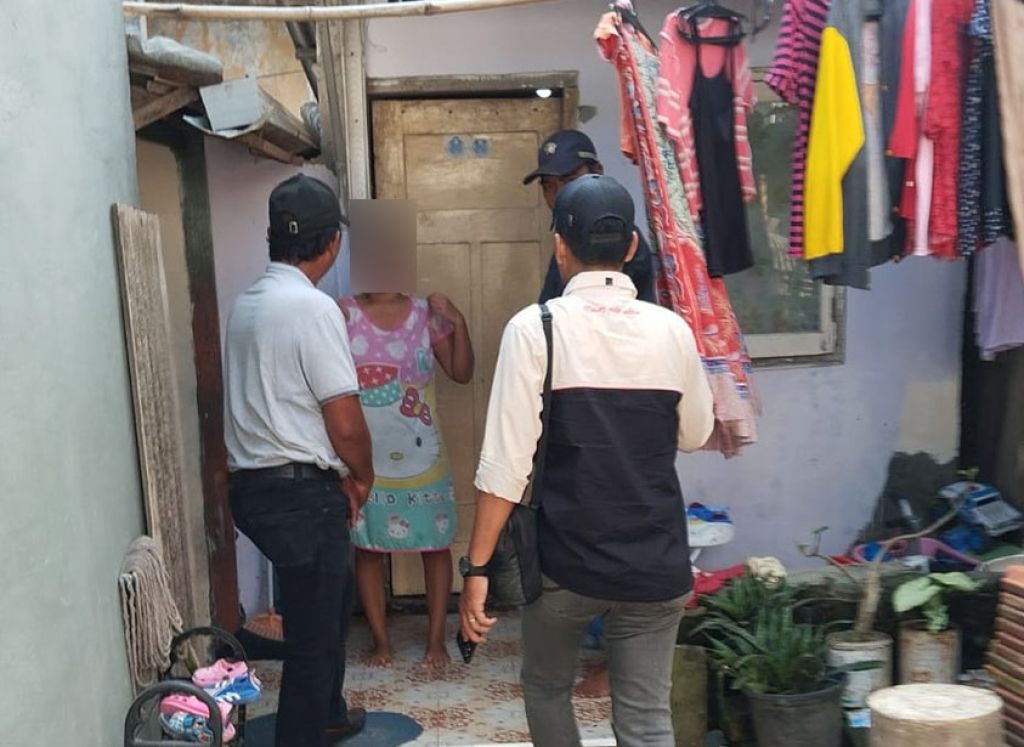 Viral Wanita di Gresik Ngamuk Lemparkan Piring ke Wajah Petugas Koperasi Mekar